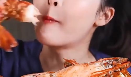 中国小姐姐吃龙虾面,中国小姐姐的龙虾面美食之旅