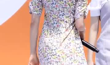 小姐姐短袖走光照片,小姐姐短袖意外曝光，网友热议