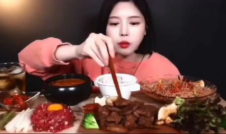 美国小姐姐吃烤猪排,美国小姐姐的烤猪排美食之旅