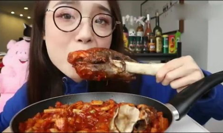 小姐姐吃香辣大羊腿视频,美味瞬间征服味蕾
