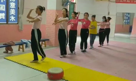 小姐姐医院门口舞蹈教学,小姐姐医院门口开启舞蹈教学新风尚