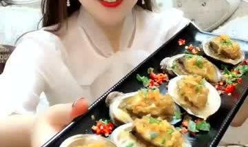 小姐姐吃生鸡蛋鲍鱼视频,小姐姐现场品尝生鸡蛋鲍鱼,惊险刺激!