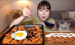 小姐姐吃泡菜和炒饭图片,小姐姐的美食之旅